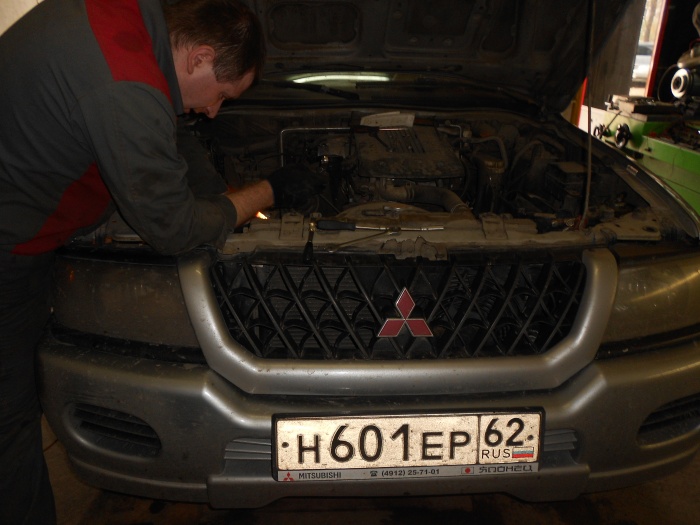 Снятие(установка, ремонт) генератора с автомобиля Mitsubishi Montero Sport (2)